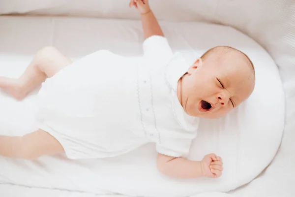 ทารกแรกเก ดหาวในเปลท ตาป ดและปากเป — ภาพถ่ายสต็อก
