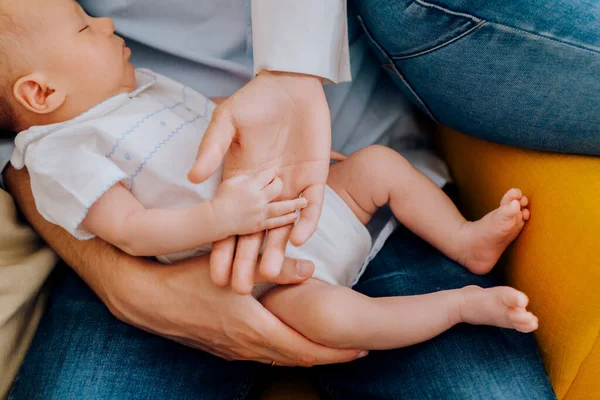 Close View Sleepy Newborn Baby Hand His Parents Hands lizenzfreie Stockfotos