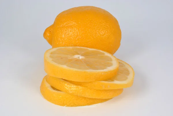 Sitroner på hvit bakgrunn – stockfoto
