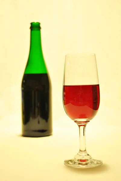 Bir bardak kırmızı şarap ve şişe. — Stok fotoğraf