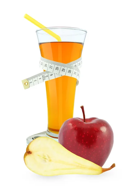Яблочно-грушевый сок в стекле и метр на белом фоне — стоковое фото