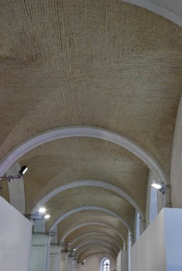 tuğla Kiev'de bina eski cephanelik tavanı tonoz kemerler