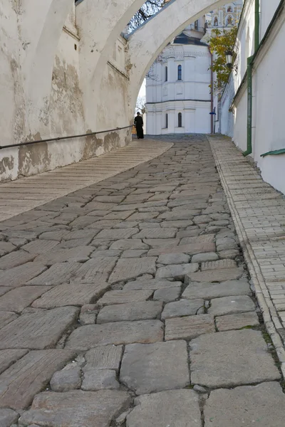 Gamla sten vägen till Uspenskij katedralen i kiev-pechersk lavra — Stockfoto