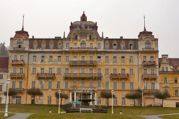 マリアーンスケー ・ ラーズニェ (マリエンバート スパ） の放棄されたホテル チェコ共和国 — ストック写真