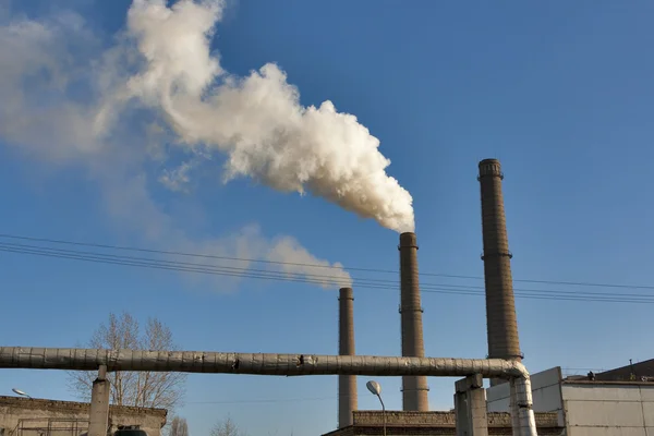 Industriellt landskap och skorstenar föroreningar luften — Stockfoto