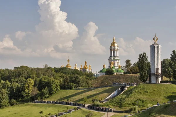 Kiev Pechersk Lavra klooster en Memorial tot hongersnood (Holodomor) — Stockfoto