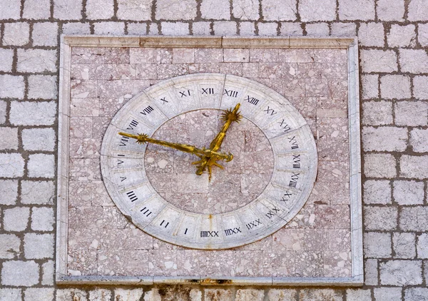 Horloge pierreuse sur hôtel de ville dans la ville Krk, Croatie — Photo