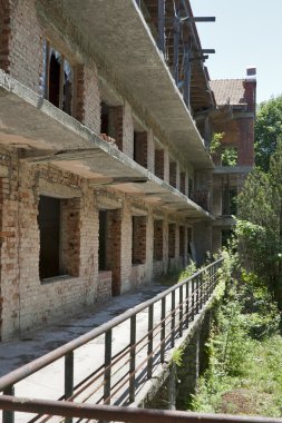 terk edilmiş binada