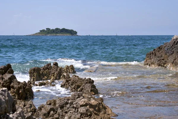 Ilha mediterrânica e disjuntores — Fotografia de Stock