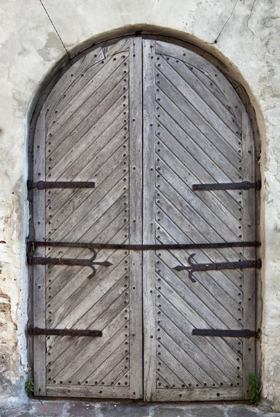 Дверь старого замка — стоковое фото
