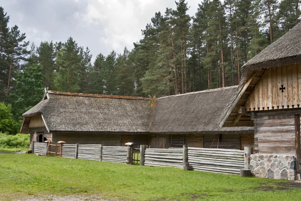 Traditionella boskap gård, Lettland. — Stockfoto