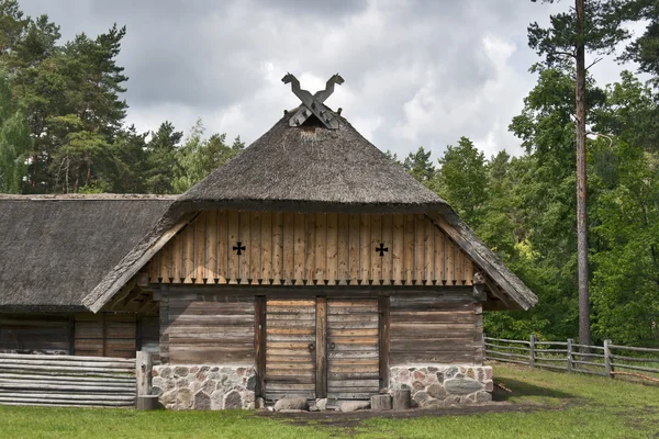 Traditionella boskap gård, Lettland. — Stockfoto