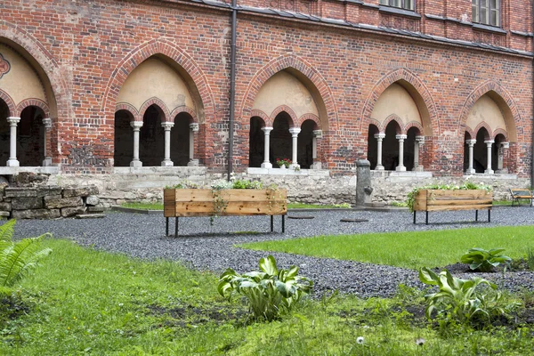 Old cathedral court yard — Stock Photo, Image