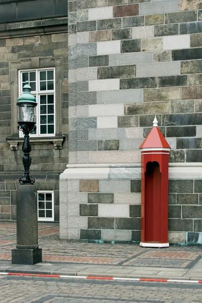 Часовой ящик и уличная лампа — стоковое фото