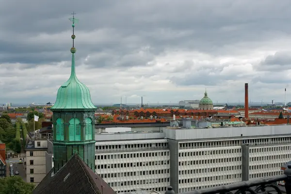 Kopenhagen bewolkt stadsgezicht — Stockfoto