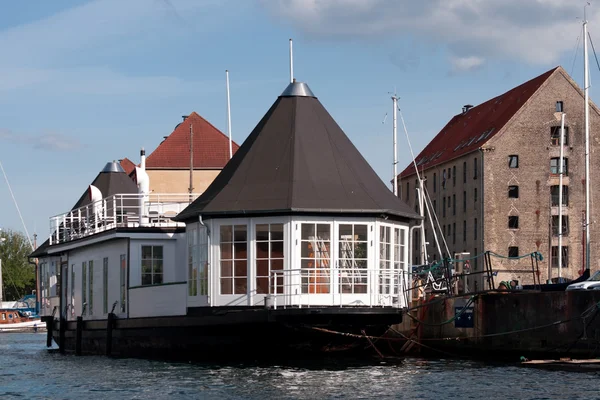 Woonboot in Kopenhagen, Denemarken — Stockfoto