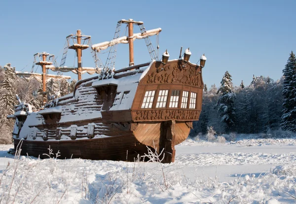 Oldtimer-Segelschiff schneebedeckt — Stockfoto