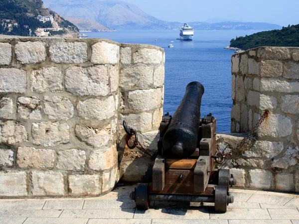 Cannon ve cruise gemi Dubrovnik'in eski. — Stok fotoğraf