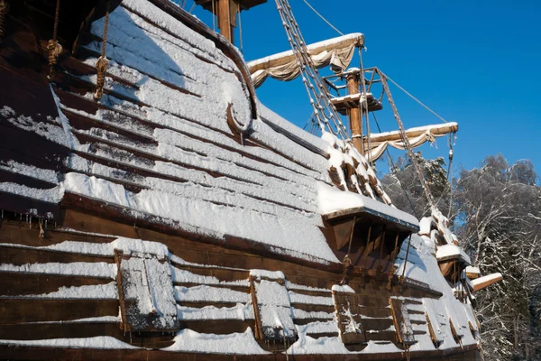 Oldtimer-Segelschiff schneebedeckt — Stockfoto