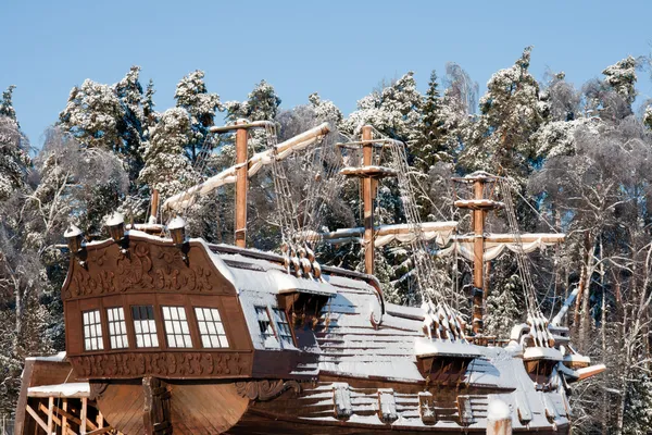 Oldtimer-Segelschiff schneebedeckt — Stockfoto