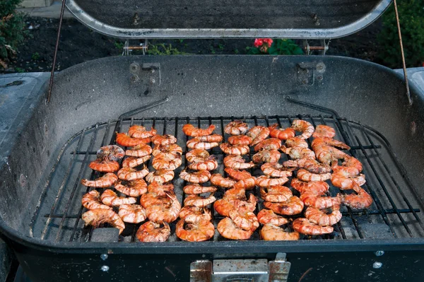 Barbekü karides pişirme — Stok fotoğraf