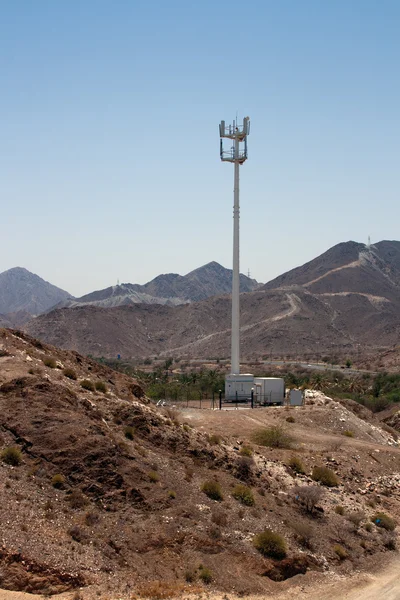 Berg öken mobiltelefon tower — Stockfoto