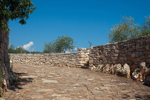 Camino de piedra con paredes — Foto de Stock