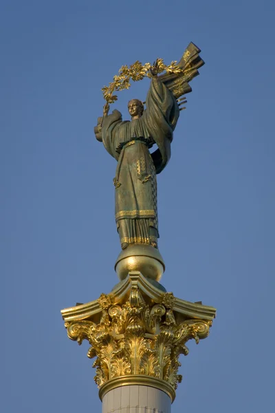 Mujer escultura - símbolo de Ucrania —  Fotos de Stock