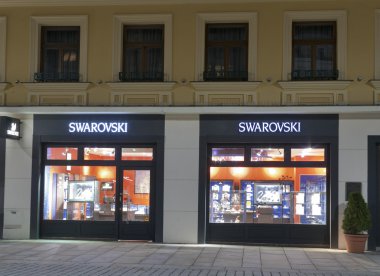 karlovy Vary'da Swarovski mağazasında gece