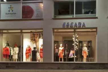 karlovy Vary'da Escada dükkanında gece
