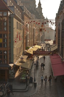 Dresden Noel süslemeleri ile dar sokak