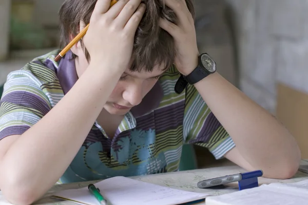 Ragazzo che pensa — Foto Stock