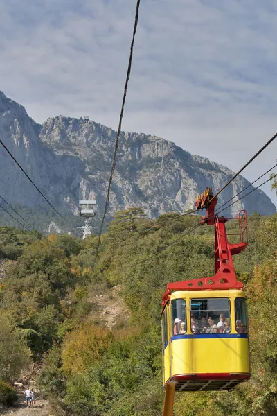 Teleférico a la cima de la montaña Ai-Petri — Foto de Stock