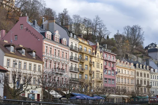 Karlovy Vary-i bentlakásos építészet — Stock Fotó