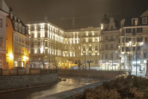 Karlovy Vary Grandhotel Pupp por la noche — Foto de Stock