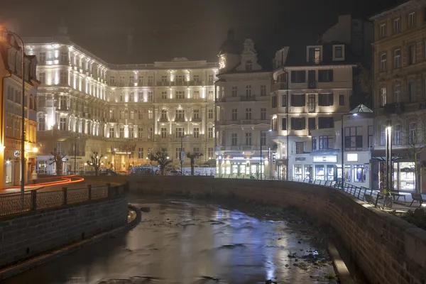 Karlovy Vary Grandhotel Pupp ночью — стоковое фото