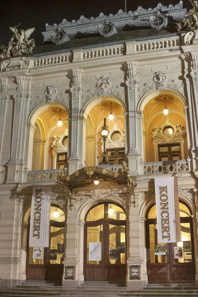 Karlovy vary stad operatheater 's nachts, Tsjechië — Stockfoto