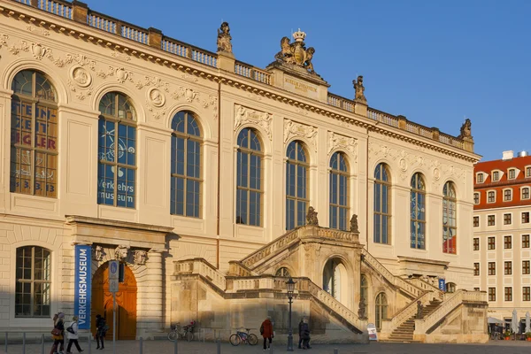 Dresden johanneum gebouw in de schemering — Stockfoto