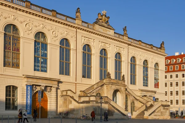 Drážďany obdařila budova za soumraku — Stock fotografie