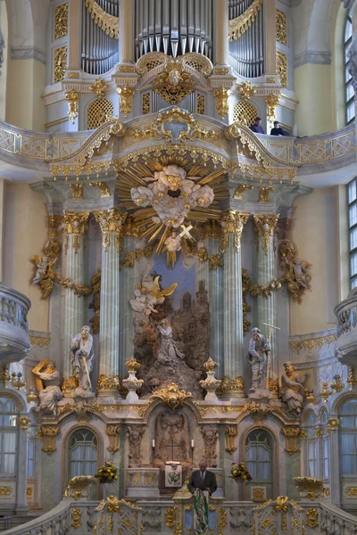 Pastor predikan i dresden frauenkirche — Stockfoto