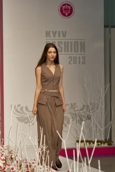 패션 2013 키예프에서 패션 모델 — 스톡 사진