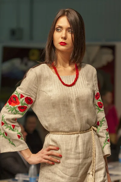 키예프 패션 2013 쇼에서 패션 모델 — 스톡 사진