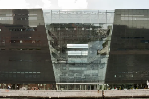 Schwarzer Diamant (Bibliothek) vom Hafen in Kopenhagen aus gesehen — Stockfoto