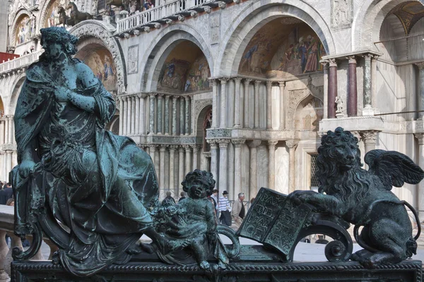 Rzeźba biblioteki narodowej św. Venice, Włochy. — Zdjęcie stockowe