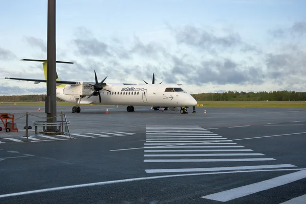 Airbaltic 庞巴迪 dash 8 q400 nextgen — 图库照片