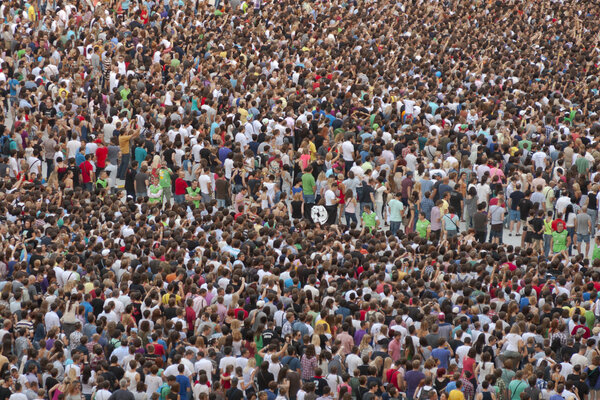 Зрители на рок-концерте в Киеве
