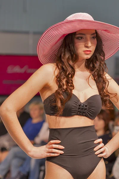 Mode lingerie model op Kiev fashion 2013 — Stockfoto