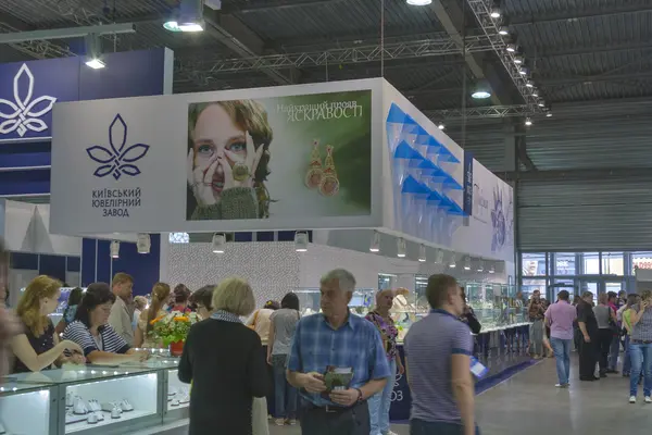 Stand della fabbrica di gioielli di Kiev durante l'Expo dei gioiellieri di primavera — Foto Stock