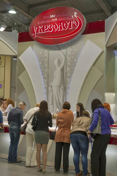 Visitatori visitano lo stand dell'azienda di gioielli UKRZOLOTO — Foto Stock