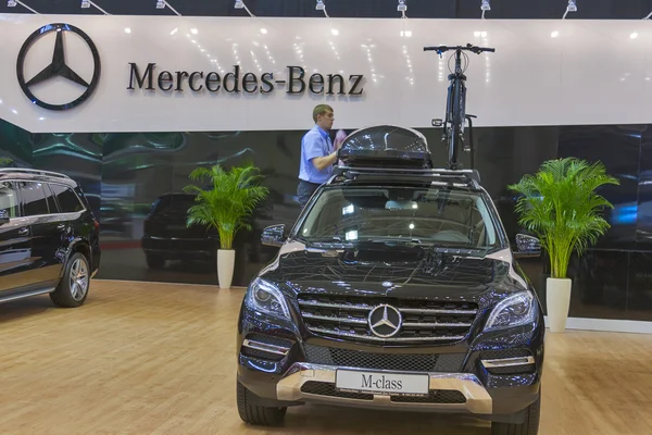 Mercedes-benz bilmodell på displayen — Stockfoto